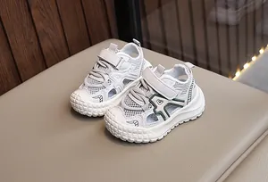Detailansicht der atmungsaktiven Mesh-Oberfläche und Klettverschluss der Kindersandalen