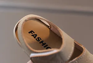 Detail der weichen Leder-Kindersandalen mit hochwertigen Nähten und FASHION-Innensohlendruck