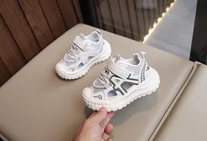 Detail von Kinder-Sportsandalen mit Mesh-Gewebe, grünen Akzenten und Klettverschluss