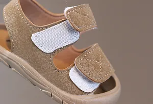 Details von khakifarbenen Kleinkindsandalen mit Klettverschluss und rutschfester Weichsohle