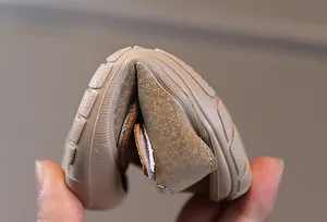 Detailaufnahme flexibler Kleinkinderschuhe mit 180 Grad biegbarer weicher Gummisohle