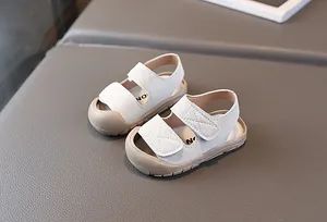 Detail von Baby-Sommersandalen mit doppeltem Klettverschluss und schützenden Zehenkappen