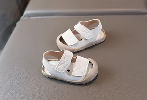 Detailsicht der Lauflernschuhe mit Zehenschutz und rutschfester Gummisohle für Babys