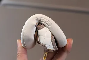 Makroansicht der ultraflexiblen Gummisohle für Babylauflernschuhe mit weichem Faltdetail