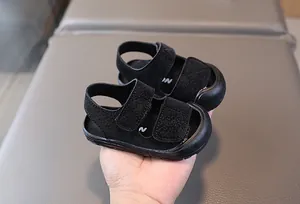 Details von Kleinkinder-Sandalen mit doppeltem Klettverschluss und Gummizehenschutz
