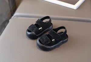 Detailansicht der Kindersandalen in Schwarz mit Klettverschluss und Zehenschutzkappe