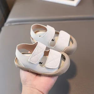 Beigefarbene Kleinkinder-Sandalen mit Klettverschluss und rutschfester Gummisohle