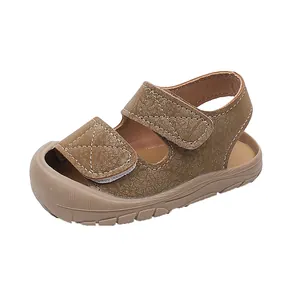 Braune Kleinkinder-Sandalen mit geschlossenem Zehenbereich und Klettverschluss für Jungen