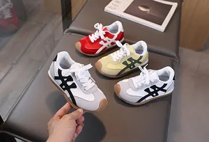 Dettaglio di sneakers casual per bambini in rosso, giallo e grigio con suole in gomma