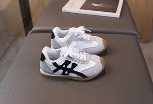 Dettaglio delle scarpe sportive retrò per bambini con suole in gomma marrone antiscivolo