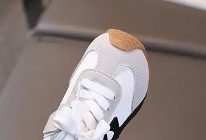 Dettaglio macro della sneaker retrò per bambini con punta in gomma e cuciture sulla tomaia