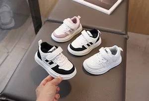 Détail de baskets respirantes pour enfants avec fermeture à scratch en divers coloris