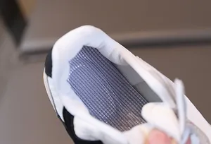 Dettaglio macro della fodera in mesh azzurro traspirante e del tallone imbottito
