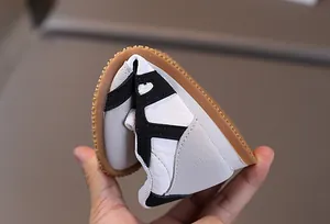 Dettaglio della suola in gomma flessibile delle scarpe da ginnastica per bambini piegate