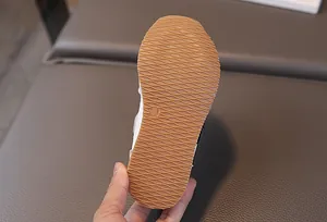 Dettaglio della suola in gomma antiscivolo con texture a onde per scarpe da ginnastica