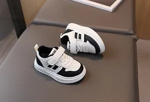 Vue détaillée des baskets pour enfants avec velcro et semelle en caoutchouc épais