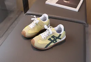 Dettaglio di scarpe sportive per bambini gialle e verdi con suola in gomma resistente