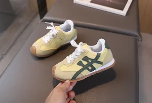 Dettaglio di scarpe sportive vintage per bambini con suola in gomma antiscivolo