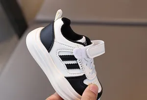 Détail de baskets pour bébé en cuir synthétique respirant avec sangle velcro réglable