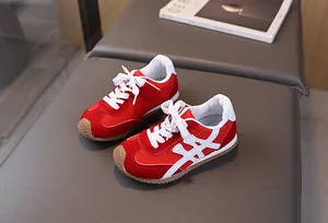 Vista dall'alto di sneakers per bambini in camoscio rosso con suola in gomma classica