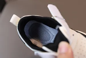 Vue détaillée de la semelle intérieure respirante en nid d'abeille et de la doublure