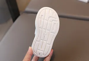 Détail de la semelle blanche pour tout-petit avec texture antidérapante et taille 22