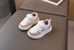 Détail de baskets enfants rose et blanc avec scratch et empeigne micro-perforée