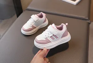 Détail de chaussures de sport roses pour enfants avec velcro et bout perforé respirant