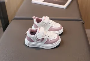Détails des baskets pour enfants roses et blanches avec fermeture velcro et lacets