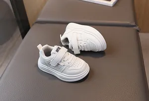 Détail de baskets blanches pour enfants avec velcro et trous de ventilation