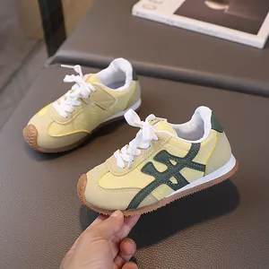 Sneakers retrò crema per bambini con dettagli verdi e suole in gomma antiscivolo bimbi