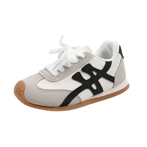 Sneakers classiche per bambini con patchwork bianco-grigio-nero e suola in gomma