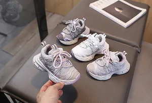 Détails des baskets respirantes pour enfants sur un banc en cuir avec décor chic