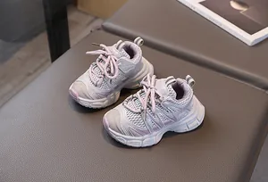 Détails de la maille respirante sur baskets pour enfants en lavande et gris