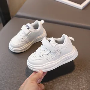 Baskets blanches respirantes pour enfants avec scratchs et semelle épaisse antidérapante