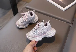 Vue détaillée des baskets de mode en maille respirante rose et grise pour filles