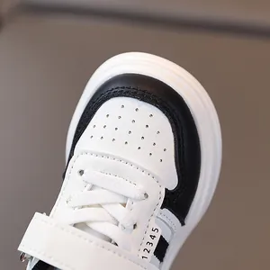 Baskets classiques noir et blanc pour enfants avec bout perforé et sangles velcro