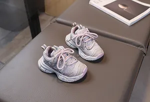 Détail des baskets pour enfants en mesh rose respirant et cuir synthétique de mode