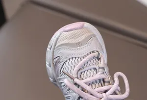 Vue macro de la maille respirante et du bout renforcé sur ces baskets roses pour enfants