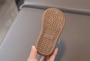 Detail of non-slip rubber outsole for toddler shoes featuring textured grip and size 21 mark
