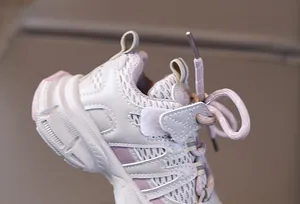 Détail d'une basket respirante pour enfant avec fermeture velcro et semelle amortissante