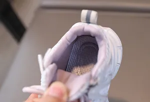 Détail de baskets pour enfants montrant le col rembourré et la doublure en maille