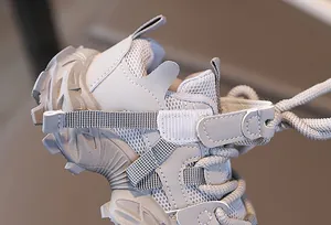 Detalle de la malla transpirable y paneles de cuero duraderos en zapatillas para niños