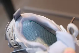 Detalle de la plantilla transpirable y el cuello acolchado de la zapatilla infantil