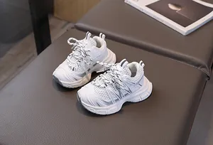 Vue détaillée du mesh respirant blanc et du cuir synthétique sur les baskets enfants