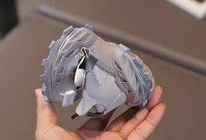 Detalle de la suela de goma gris flexible y antideslizante para calzado infantil