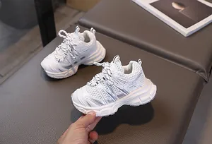 Gros plan détaillé de baskets en maille respirante pour enfants avec détails argentés
