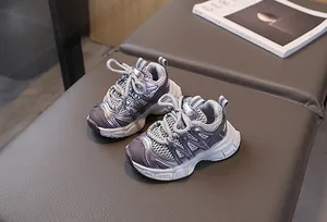 Détail de la maille respirante et de la semelle antidérapante des baskets pour enfants