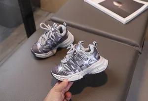 Détail de baskets pour enfants en maille violette et grise avec semelles antidérapantes