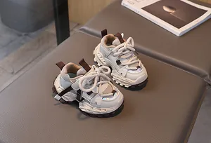 Detalle de zapatillas chunky para niños con malla transpirable y suelas gruesas dentadas